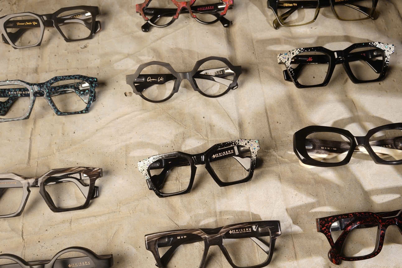 Bàn tay tài hoa và hành trình biến nguyên liệu tự nhiên thành gọng kính độc bản Bàn tay tài hoa và hành trình biến nguyên liệu tự nhiên thành gọng kính độc bản