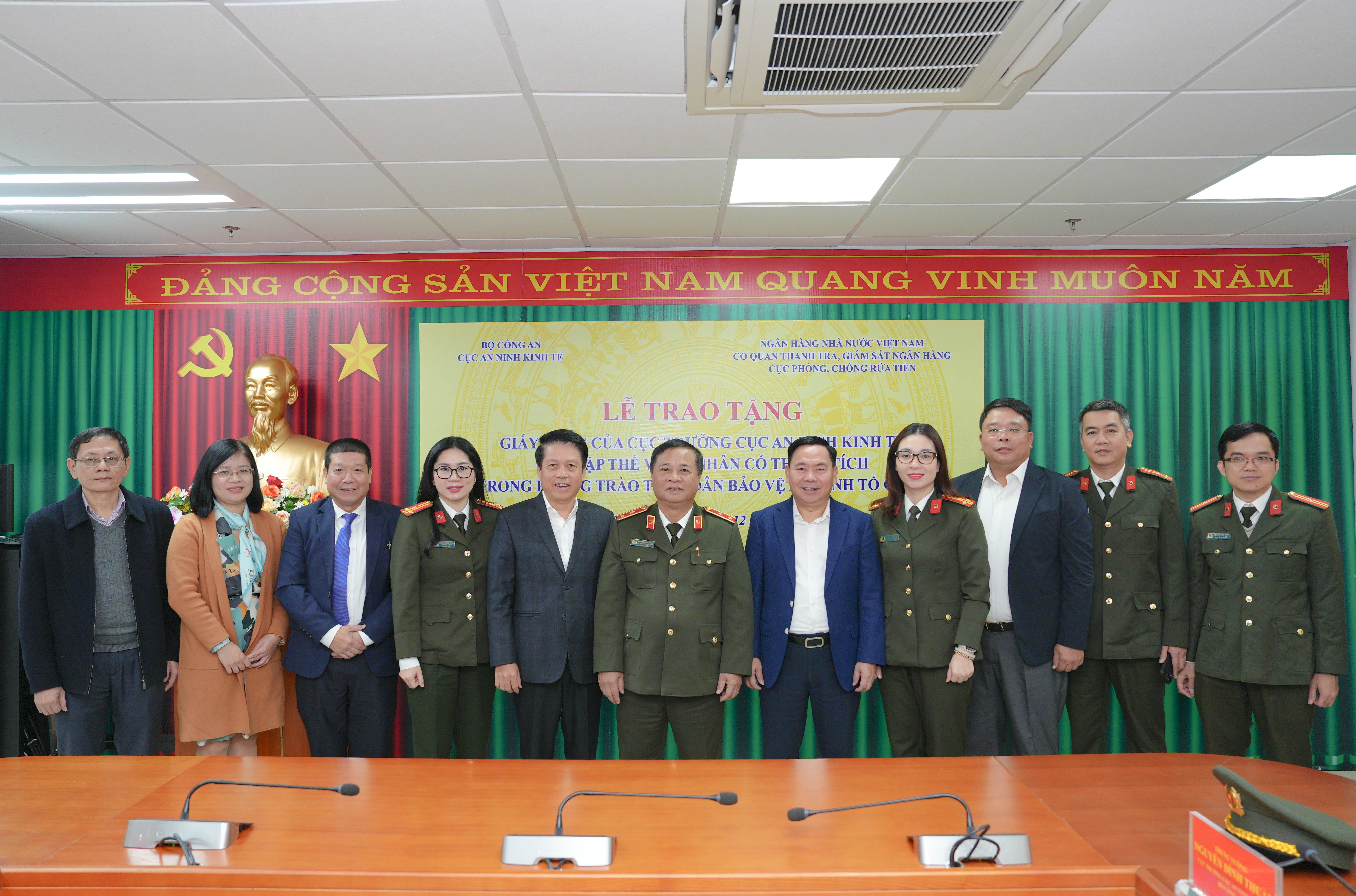 Khen thưởng tập thể, cá nhân có thành tích xuất sắc trong phong trào toàn dân bảo vệ an ninh tổ quốc