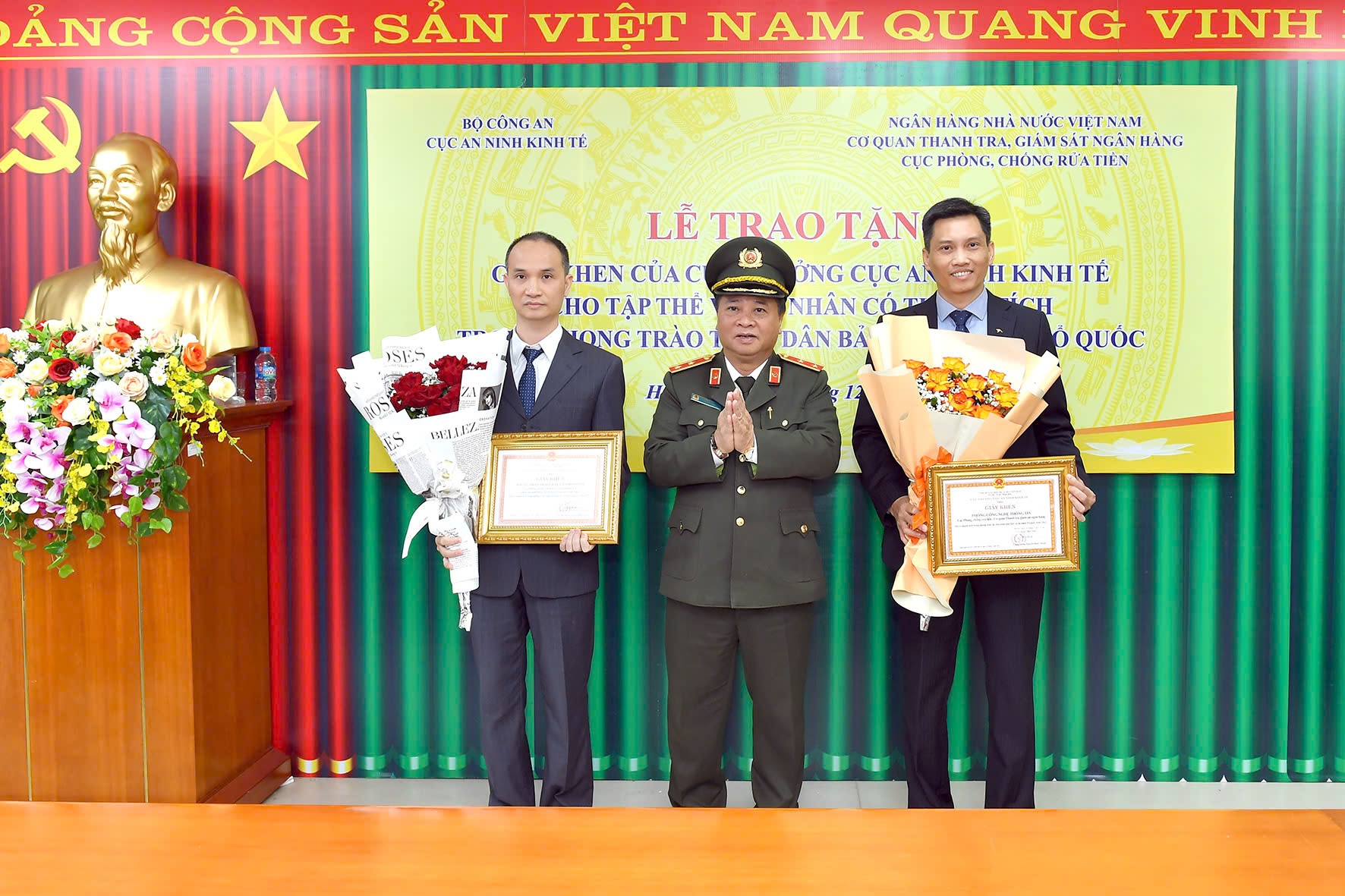 Khen thưởng tập thể, cá nhân có thành tích xuất sắc trong phong trào toàn dân bảo vệ an ninh tổ quốc