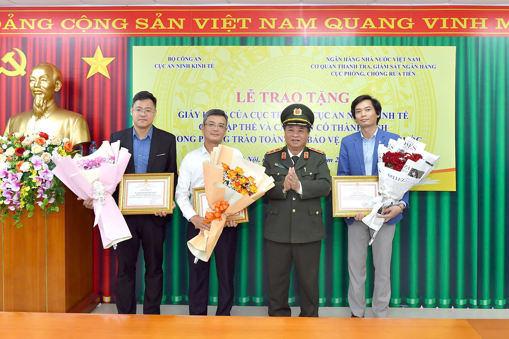 Khen thưởng tập thể, cá nhân có thành tích xuất sắc trong phong trào toàn dân bảo vệ an ninh tổ quốc