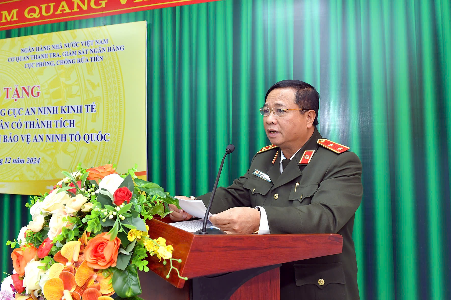 Khen thưởng tập thể, cá nhân có thành tích xuất sắc trong phong trào toàn dân bảo vệ an ninh tổ quốc