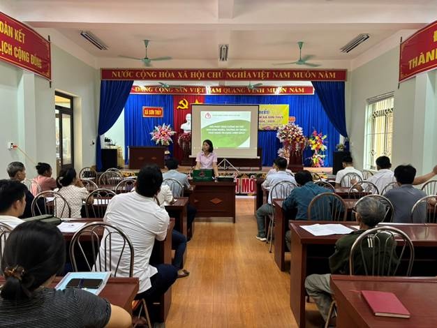 Đồng chí Nguyễn Thị Tý- Cán bộ tín dụng tập huấn nghiệp vụ tín dụng chính sách cho cán bộ ngoại ngành Đồng chí Nguyễn Thị Tý- Cán bộ tín dụng tập huấn nghiệp vụ tín dụng chính sách cho cán bộ ngoại ngành