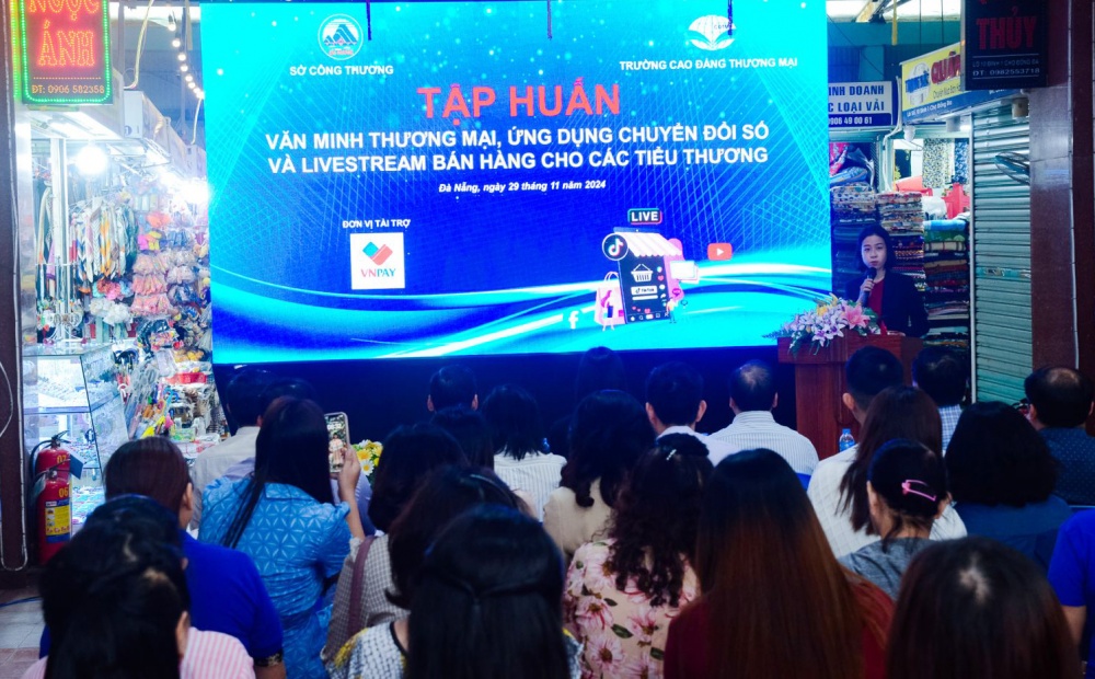 Các cơ quan chức năng tại Đà Nẵng cũng đã tổ chức tập huấn về văn minh thương mại, ứng dụng chuyển đổi số và livestream bán hàng cho tiểu thương 