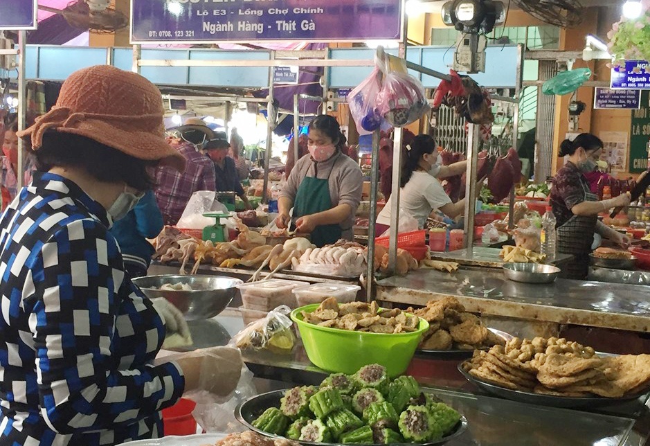 Việc kinh doanh tại nhiều chợ truyền thống đang gặp khó, khi khi thương mại điện tử phát triển mạnh mẽ.