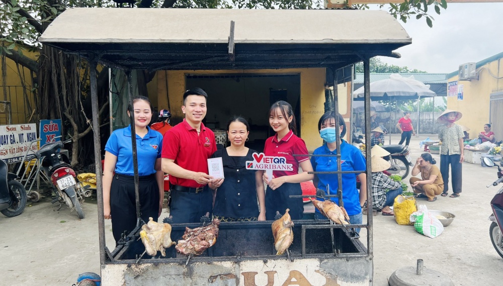 Các TCTD trên địa bàn Nghệ An tăng cường tuyên truyền, phổ biến kiến thức, sự thuận lợi, an toàn của việc thanh toán không dùng tiền mặt. Các TCTD trên địa bàn Nghệ An tăng cường tuyên truyền, phổ biến kiến thức, sự thuận lợi, an toàn của việc thanh toán không dùng tiền mặt.