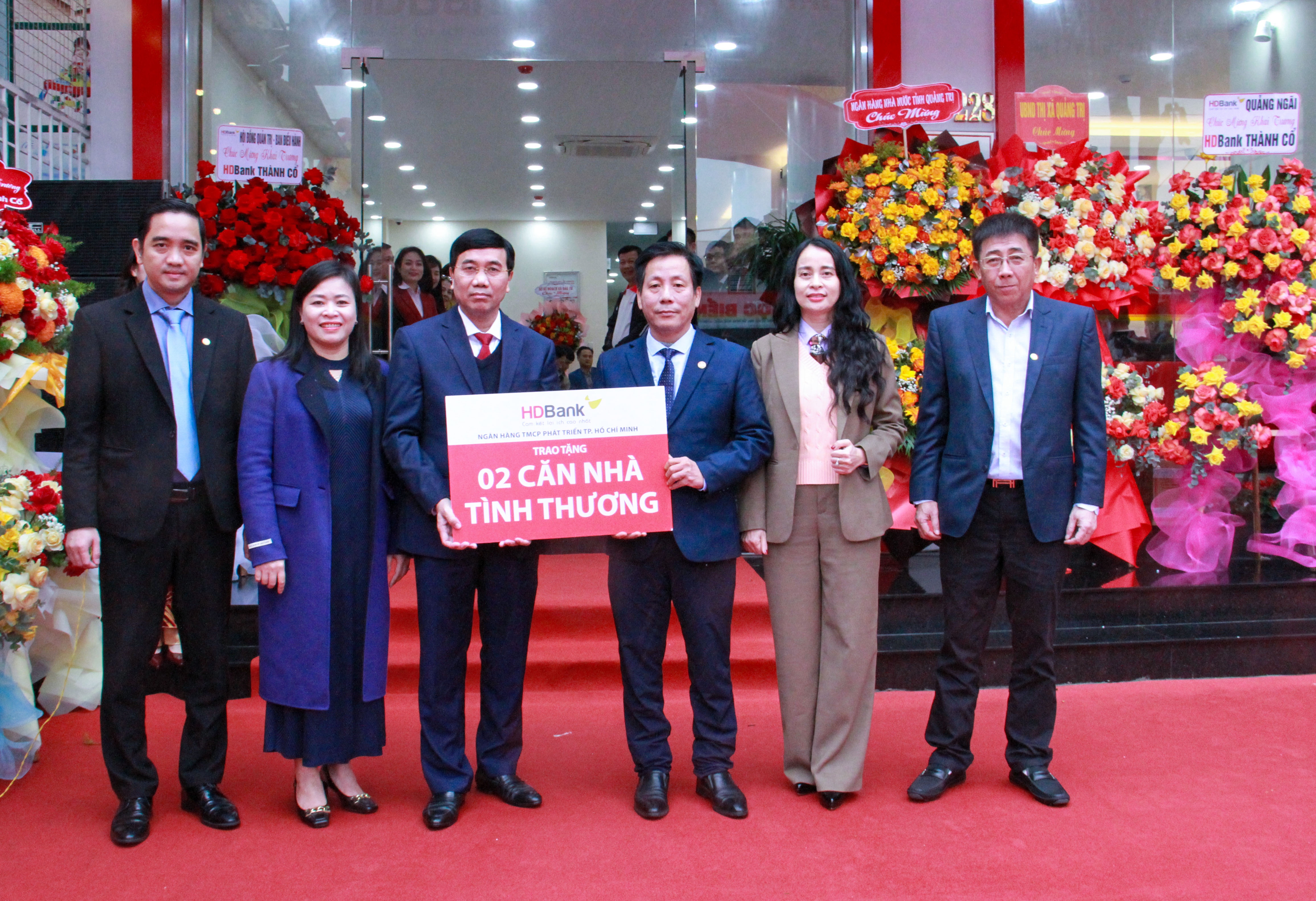 Dịp này, HDBank đã trao kinh phí xây dựng 02 căn nhà tình thương cho hộ khó khăn trên địa bàn. 