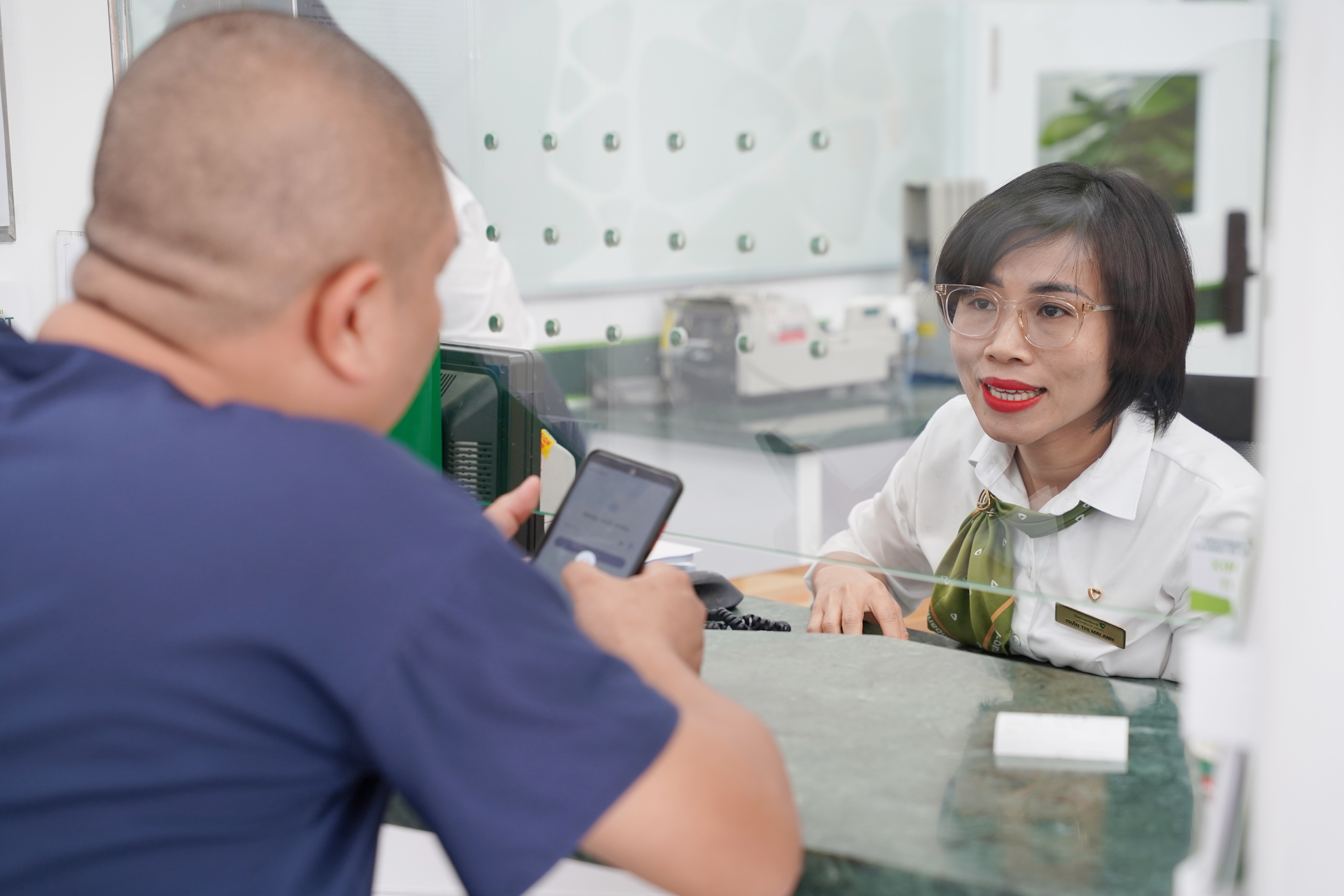 Những khách hàng đầu tiền trong ngày khai trương