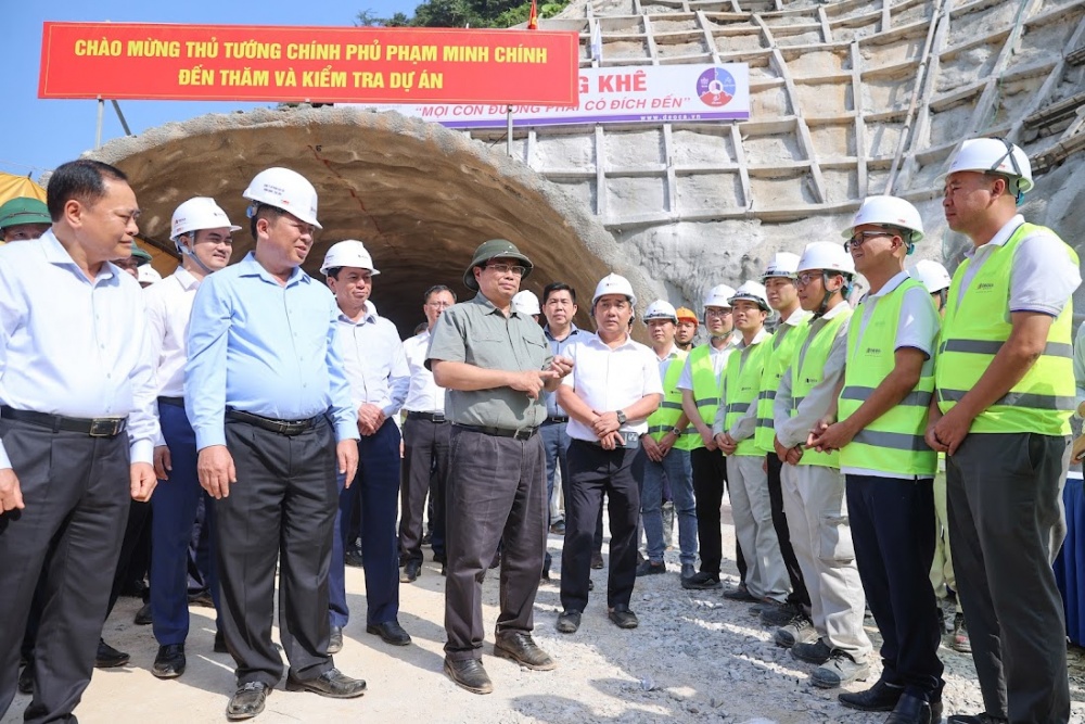 Thủ tướng kiểm tra tại hầm số 2 (Km 71) dự án cao tốc Đồng Đăng - Trà Lĩnh tại Bản Néng, xã Thụy Hùng, huyện Thạch An, tỉnh Cao Bằng, ngày 14/11/2024 - Ảnh: VGP/Nhật Bắc Thủ tướng kiểm tra tại hầm số 2 (Km 71) dự án cao tốc Đồng Đăng - Trà Lĩnh tại Bản Néng, xã Thụy Hùng, huyện Thạch An, tỉnh Cao Bằng, ngày 14/11/2024 - Ảnh: VGP/Nhật Bắc