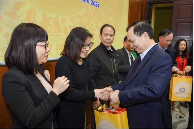 Phó Thống đốc Đào Minh Tú, Chủ tịch Công đoàn NHVN trao quà Tết đoàn viên người lao động năm Giáp Thìn Phó Thống đốc Đào Minh Tú, Chủ tịch Công đoàn NHVN trao quà Tết đoàn viên người lao động năm Giáp Thìn