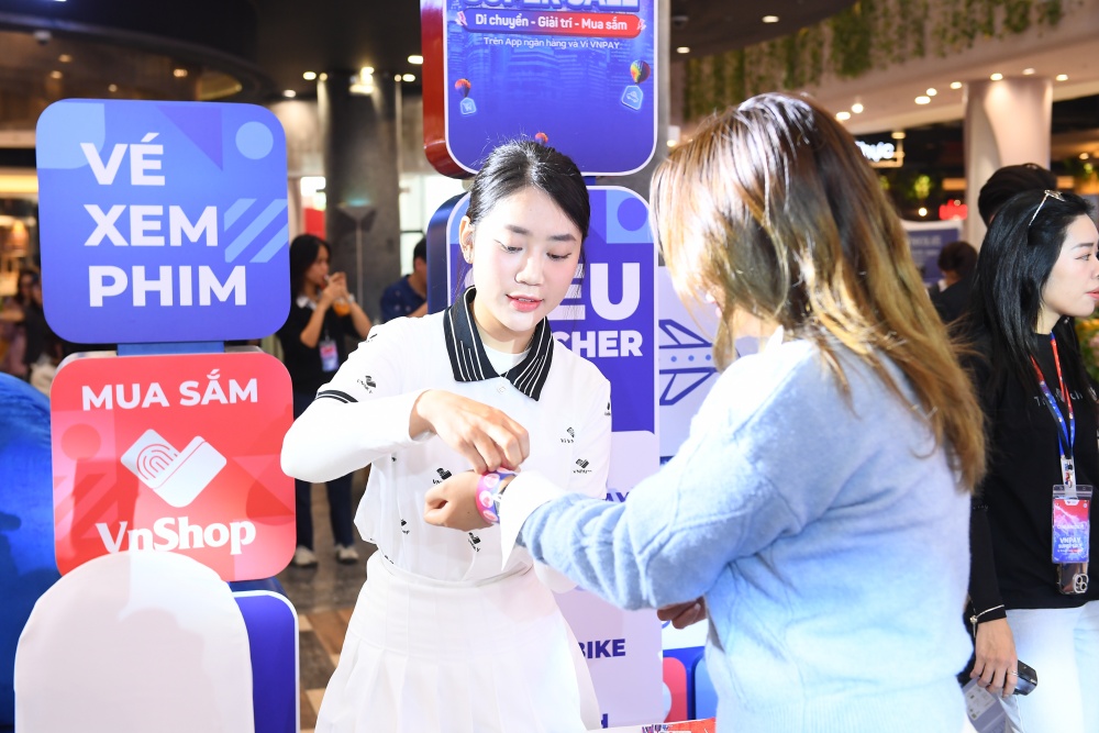 Khu vực minigame thu hút đông đảo khách hàng tham gia thử thách