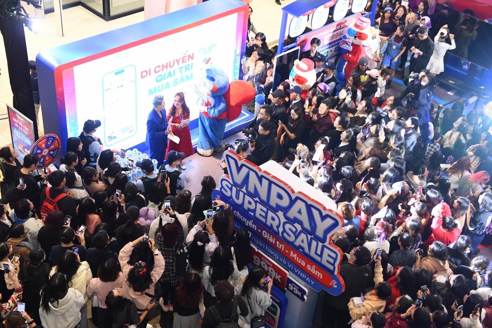 Khách hàng được giới thiệu, hướng dẫn sử dụng các dịch vụ trên app ngân hàng và ví VNPAY