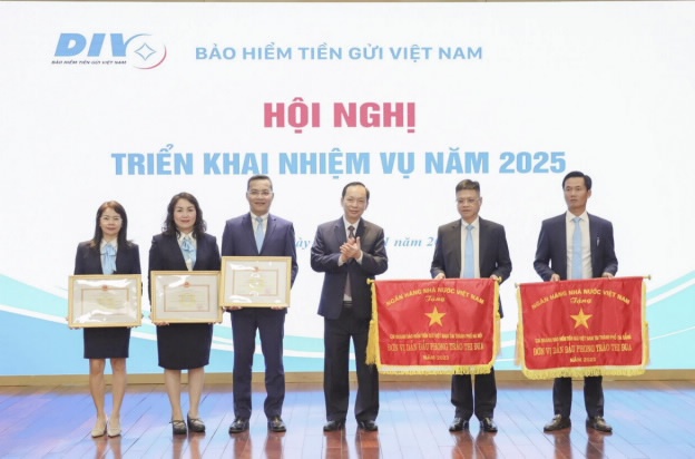 Phó Thống đốc Đào Minh Tú trao Cờ thi đua của NHNN và Bằng khen của Thống đốc NHNN cho các tập thể