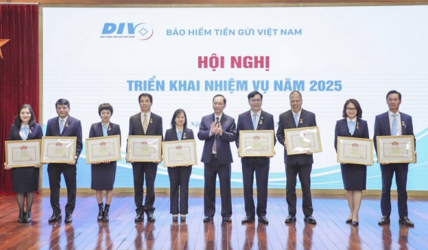 Phó Thống đốc Đào Minh Tú trao tặng danh hiệu Chiến sỹ thi đua ngành Ngân hàng cho các cá nhân