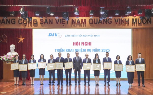 Các cá nhân đón nhận Bằng khen của Thống đốc NHNN