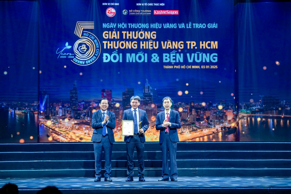 Ông Trịnh Văn Huyên, Phó Tổng Giám đốc Đại Dũng Group, đại diện doanh nghiệp tại lễ vinh danh. Ông Trịnh Văn Huyên, Phó Tổng Giám đốc Đại Dũng Group, đại diện doanh nghiệp tại lễ vinh danh.