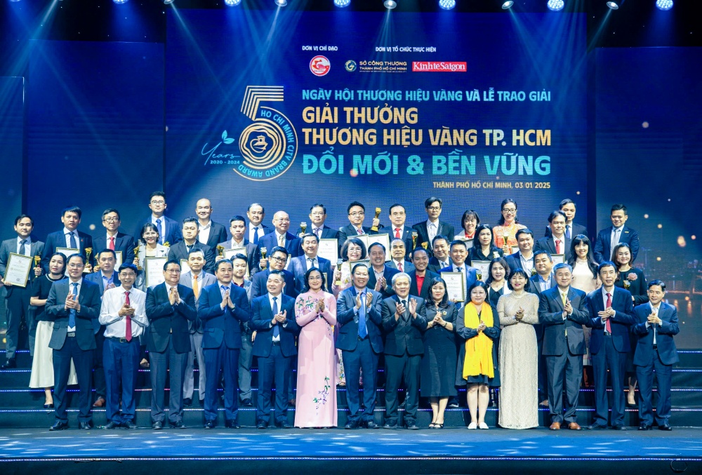 29 doanh nghiệp đa dạng ngành nghề từ thương mại, dịch vụ, ngân hàng đến cơ khí được vinh danh. 29 doanh nghiệp đa dạng ngành nghề từ thương mại, dịch vụ, ngân hàng đến cơ khí được vinh danh.
