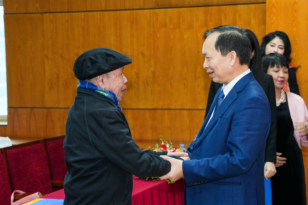 Công đoàn Ngân hàng Việt Nam gặp mặt cán bộ công đoàn qua các thời kỳ Công đoàn Ngân hàng Việt Nam gặp mặt cán bộ công đoàn qua các thời kỳ