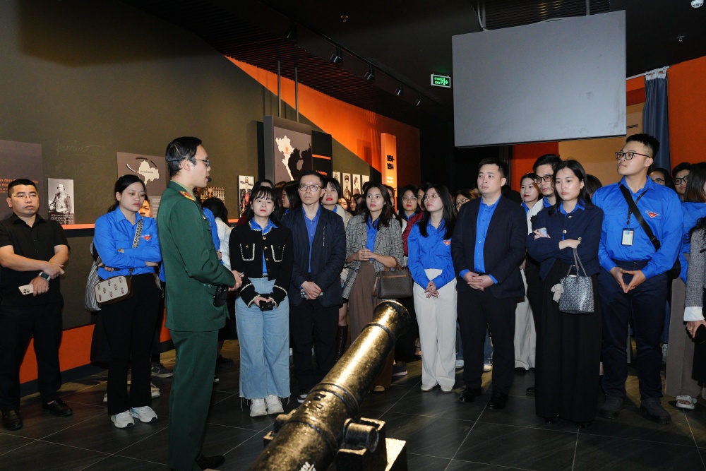 Thanh niên Ngân hàng Trung ương tham quan Bảo tàng Lịch sử Quân sự Việt Nam