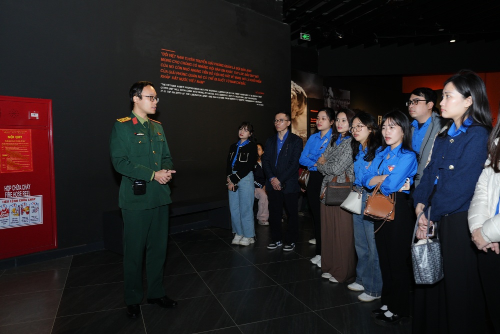 Thanh niên Ngân hàng Trung ương tham quan Bảo tàng Lịch sử Quân sự Việt Nam