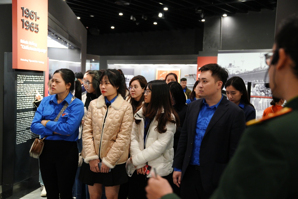 Thanh niên Ngân hàng Trung ương tham quan Bảo tàng Lịch sử Quân sự Việt Nam