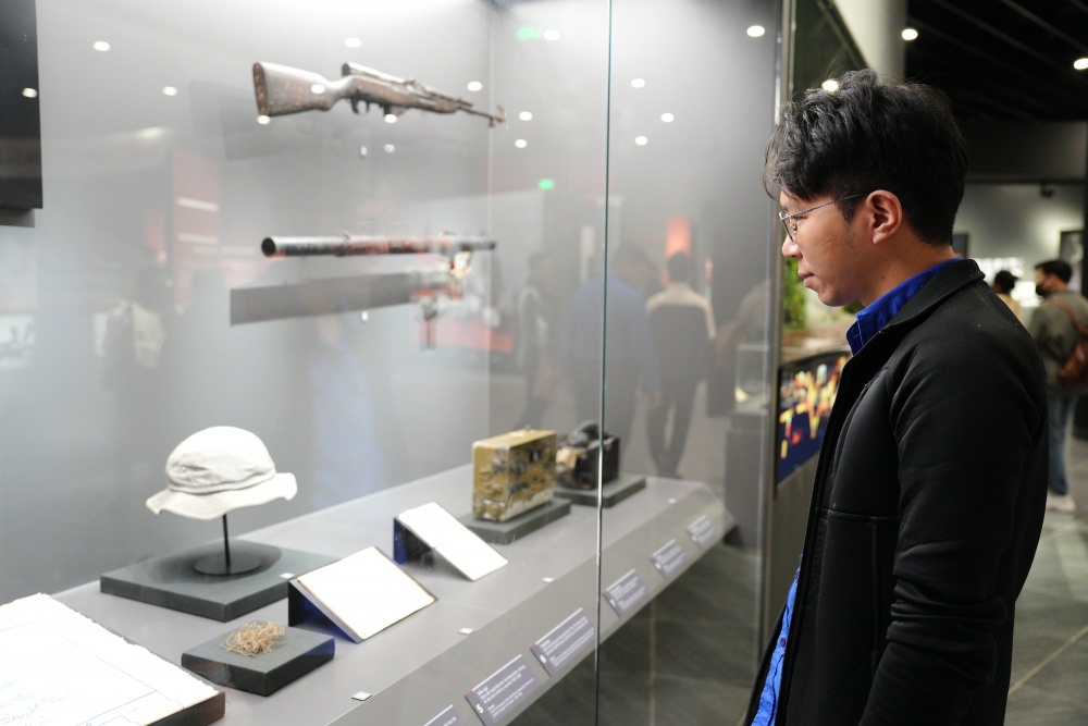 Thanh niên Ngân hàng Trung ương tham quan Bảo tàng Lịch sử Quân sự Việt Nam