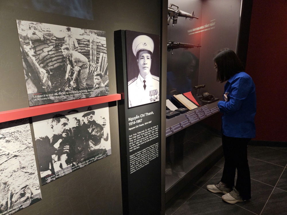 Thanh niên Ngân hàng Trung ương tham quan Bảo tàng Lịch sử Quân sự Việt Nam