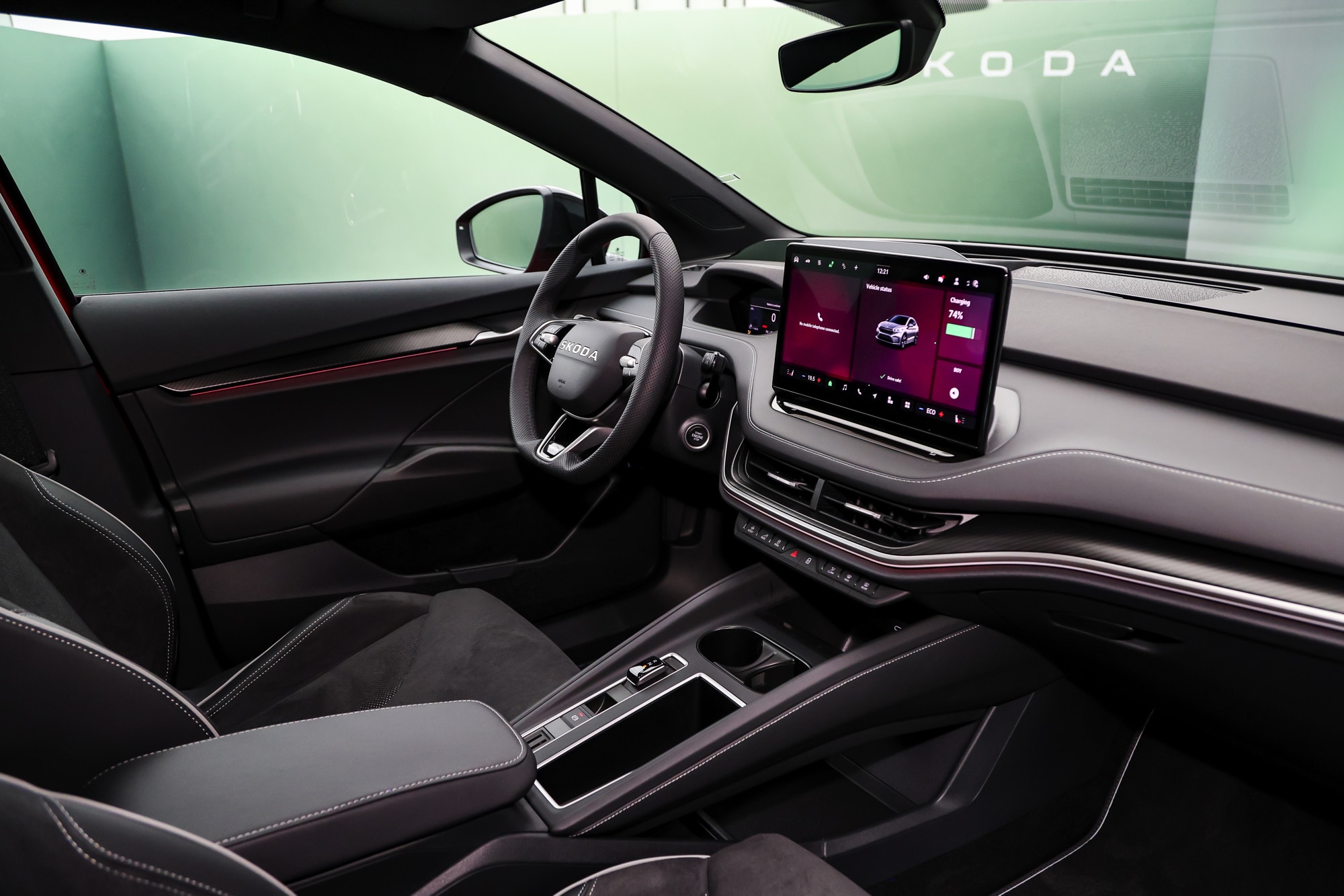 Skoda Enyaq 2025 ra mắt: Giá quy đổi từ hơn 1,1 tỷ đồng, thiết kế mới, chạy gần 590km/sạc, có thể lắp tại Việt Nam- Ảnh 15. Skoda Enyaq 2025 ra mắt: Giá quy đổi từ hơn 1,1 tỷ đồng, thiết kế mới, chạy gần 590km/sạc, có thể lắp tại Việt Nam- Ảnh 15.