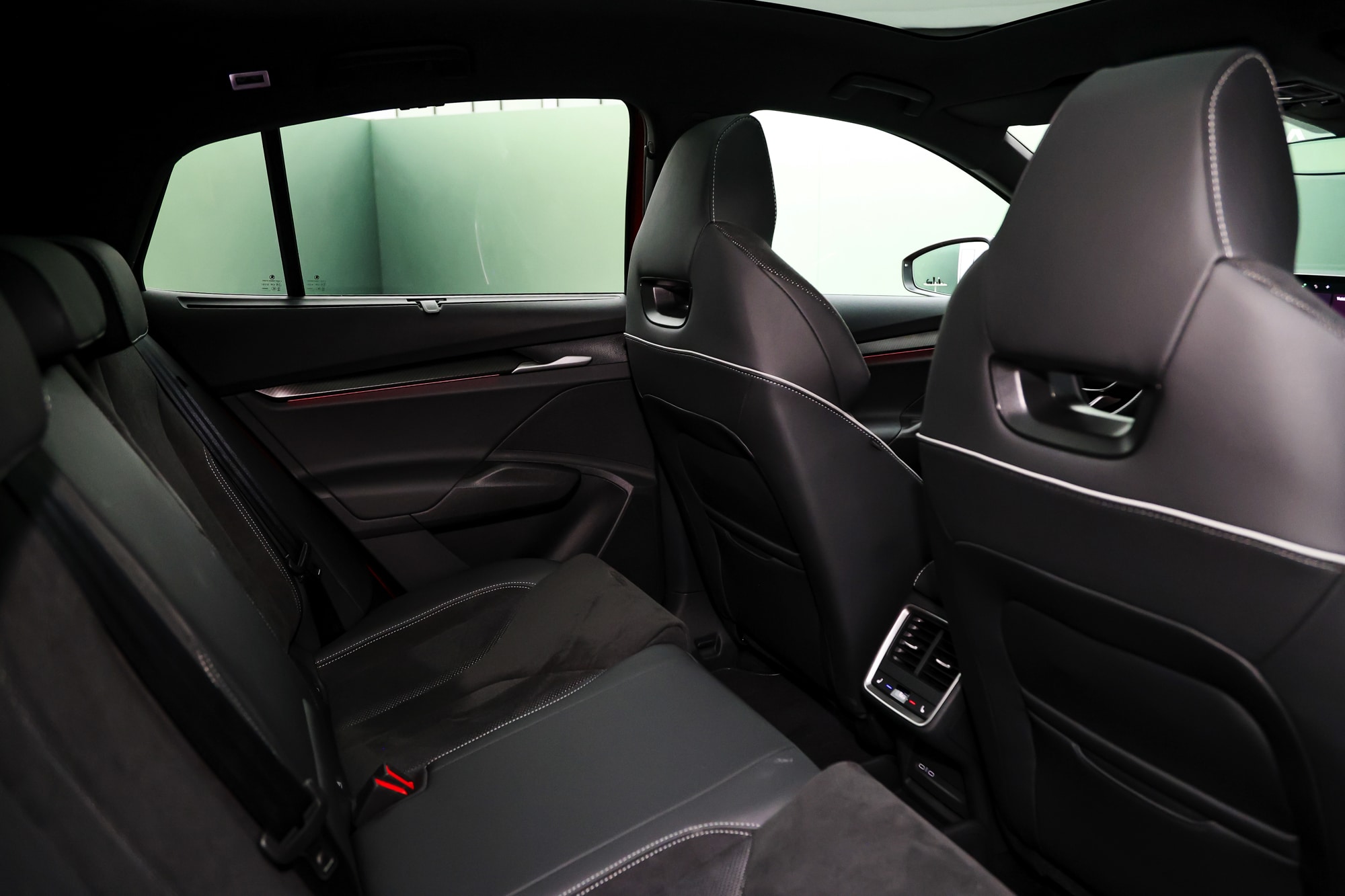 Skoda Enyaq 2025 ra mắt: Giá quy đổi từ hơn 1,1 tỷ đồng, thiết kế mới, chạy gần 590km/sạc, có thể lắp tại Việt Nam- Ảnh 20. Skoda Enyaq 2025 ra mắt: Giá quy đổi từ hơn 1,1 tỷ đồng, thiết kế mới, chạy gần 590km/sạc, có thể lắp tại Việt Nam- Ảnh 20.