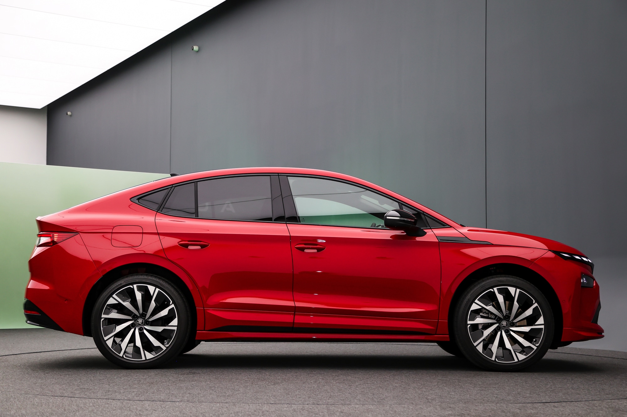 Skoda Enyaq 2025 ra mắt: Giá quy đổi từ hơn 1,1 tỷ đồng, thiết kế mới, chạy gần 590km/sạc, có thể lắp tại Việt Nam- Ảnh 14. Skoda Enyaq 2025 ra mắt: Giá quy đổi từ hơn 1,1 tỷ đồng, thiết kế mới, chạy gần 590km/sạc, có thể lắp tại Việt Nam- Ảnh 14.