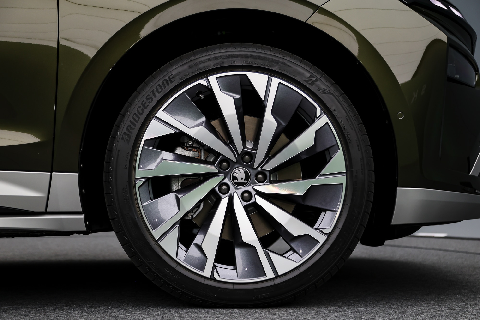 Skoda Enyaq 2025 ra mắt: Giá quy đổi từ hơn 1,1 tỷ đồng, thiết kế mới, chạy gần 590km/sạc, có thể lắp tại Việt Nam- Ảnh 11. Skoda Enyaq 2025 ra mắt: Giá quy đổi từ hơn 1,1 tỷ đồng, thiết kế mới, chạy gần 590km/sạc, có thể lắp tại Việt Nam- Ảnh 11.