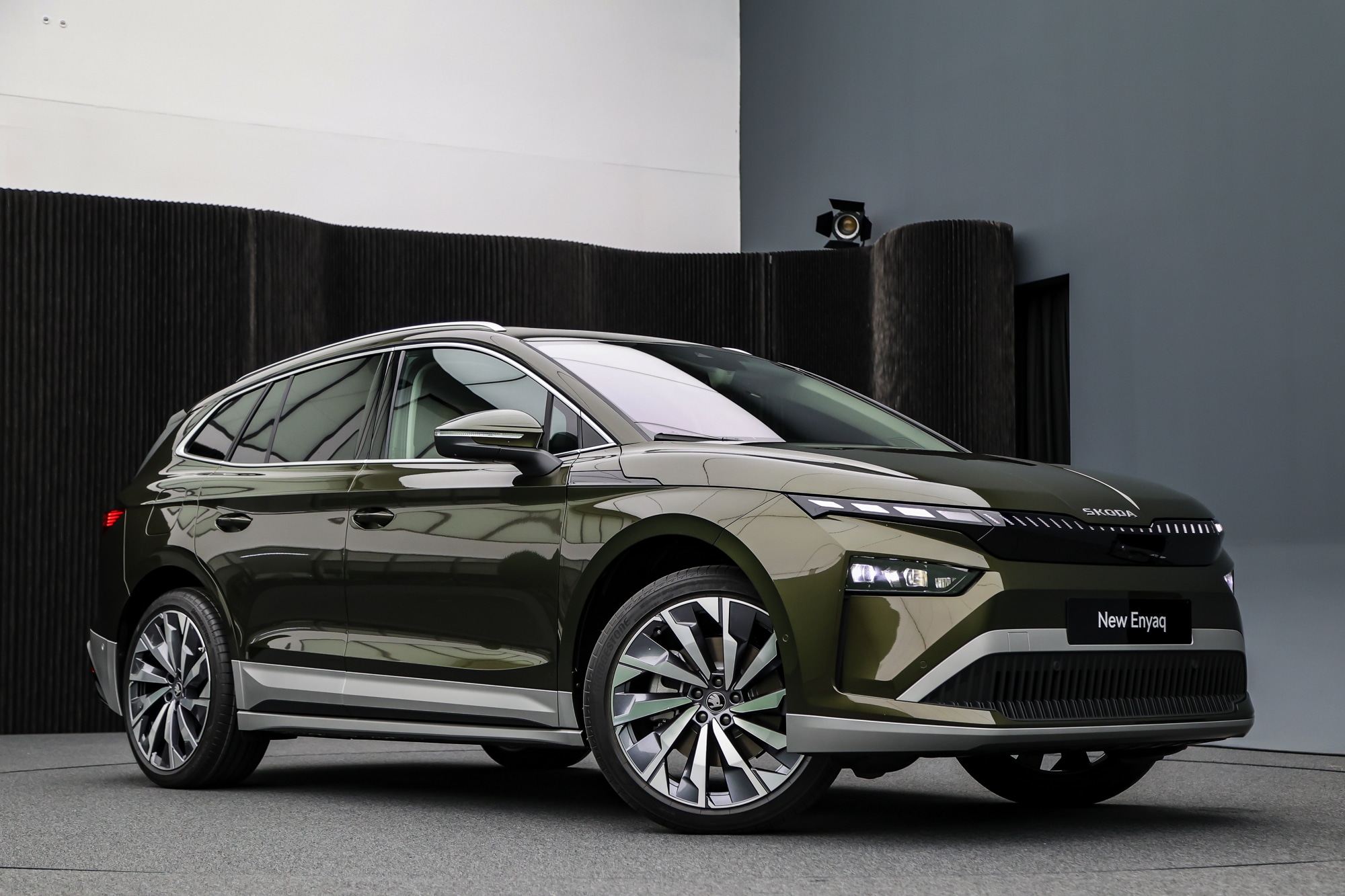 Skoda Enyaq 2025 ra mắt: Giá quy đổi từ hơn 1,1 tỷ đồng, thiết kế mới, chạy gần 590km/sạc, có thể lắp tại Việt Nam- Ảnh 3. Skoda Enyaq 2025 ra mắt: Giá quy đổi từ hơn 1,1 tỷ đồng, thiết kế mới, chạy gần 590km/sạc, có thể lắp tại Việt Nam- Ảnh 3.