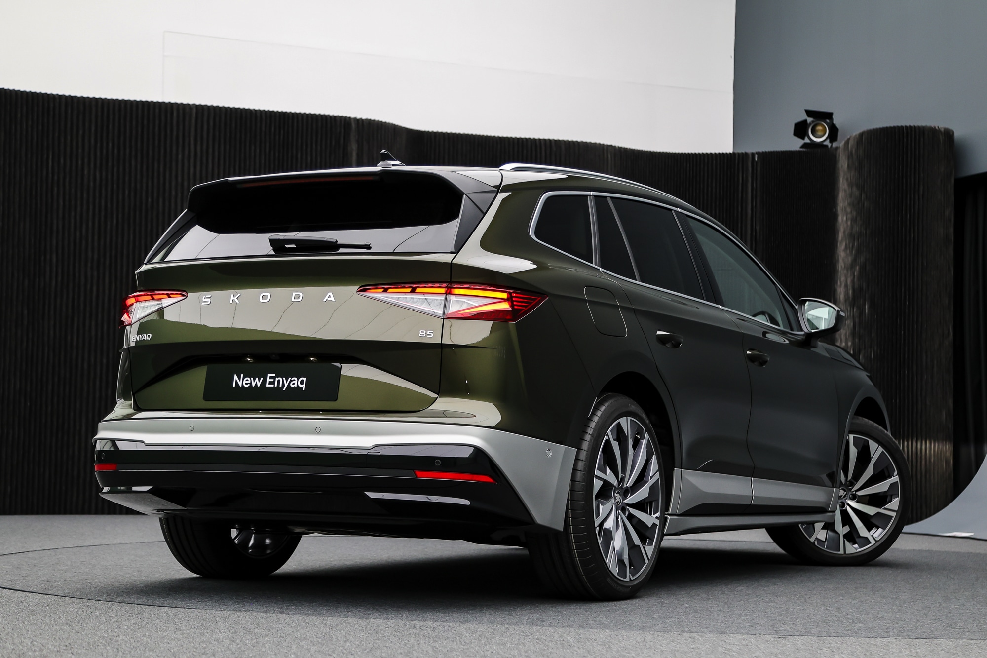 Skoda Enyaq 2025 ra mắt: Giá quy đổi từ hơn 1,1 tỷ đồng, thiết kế mới, chạy gần 590km/sạc, có thể lắp tại Việt Nam- Ảnh 4. Skoda Enyaq 2025 ra mắt: Giá quy đổi từ hơn 1,1 tỷ đồng, thiết kế mới, chạy gần 590km/sạc, có thể lắp tại Việt Nam- Ảnh 4.