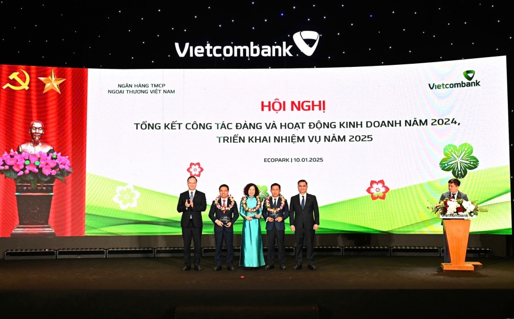 Ban lãnh đạo Vietcombank trao biểu trưng và tặng hoa vinh danh cho đại diện 03 Đơn vị đặc biệt xuất sắc trong năm 2024: Chi nhánh Sở Giao dịch (thứ 4 từ trái sang), Chi nhánh Thành Công (thứ 3 từ trái sang) và Chi nhánh Nam Sài Gòn (thứ 2 từ trái sang) Ban lãnh đạo Vietcombank trao biểu trưng và tặng hoa vinh danh cho đại diện 03 Đơn vị đặc biệt xuất sắc trong năm 2024: Chi nhánh Sở Giao dịch (thứ 4 từ trái sang), Chi nhánh Thành Công (thứ 3 từ trái sang) và Chi nhánh Nam Sài Gòn (thứ 2 từ trái sang)