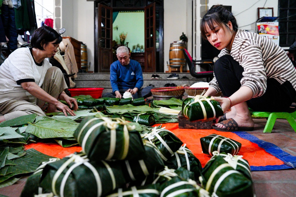 Làng Bạc rộn ràng gói bánh chưng thời điểm cận Tết