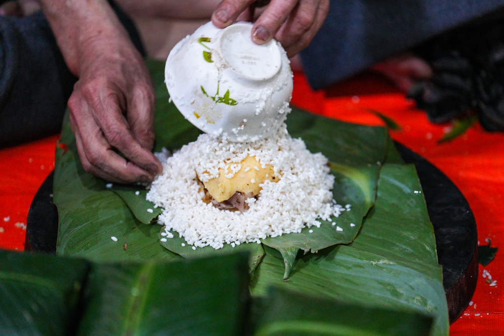 Làng Bạc rộn ràng gói bánh chưng thời điểm cận Tết