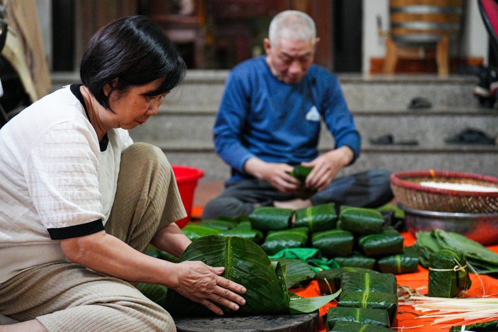 Làng Bạc rộn ràng gói bánh chưng thời điểm cận Tết