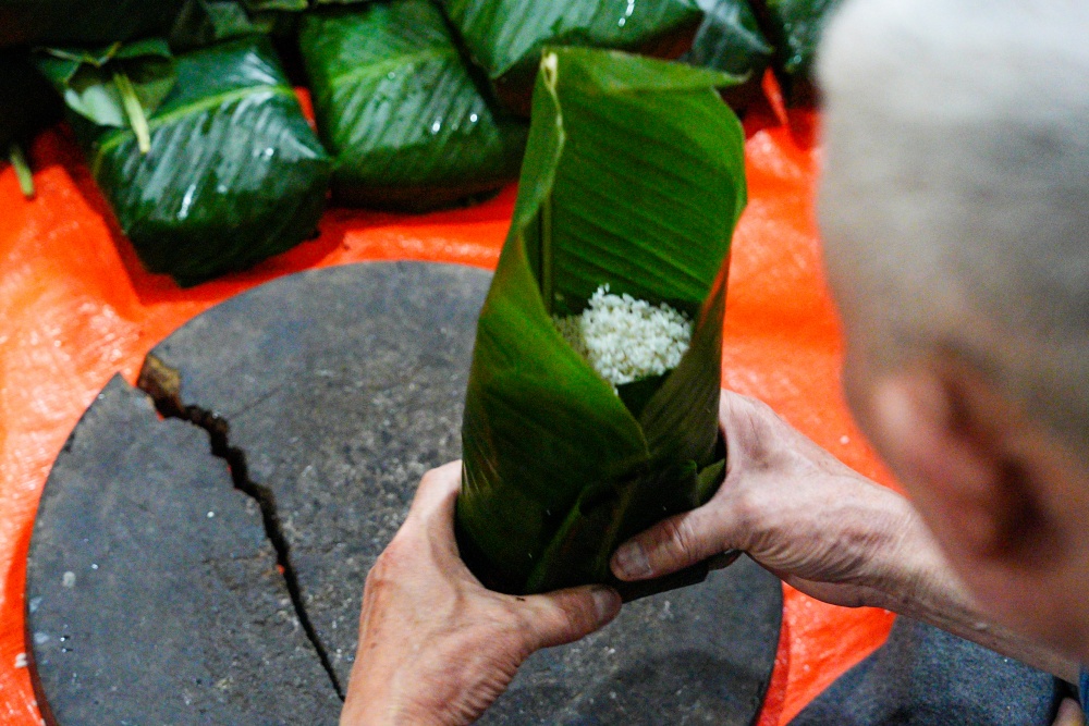 Làng Bạc rộn ràng gói bánh chưng thời điểm cận Tết