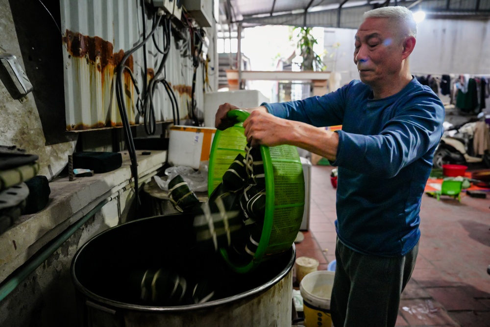 Làng Bạc rộn ràng gói bánh chưng thời điểm cận Tết