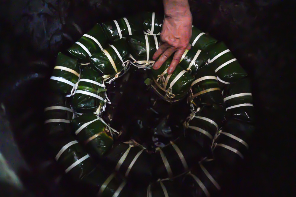 Làng Bạc rộn ràng gói bánh chưng thời điểm cận Tết