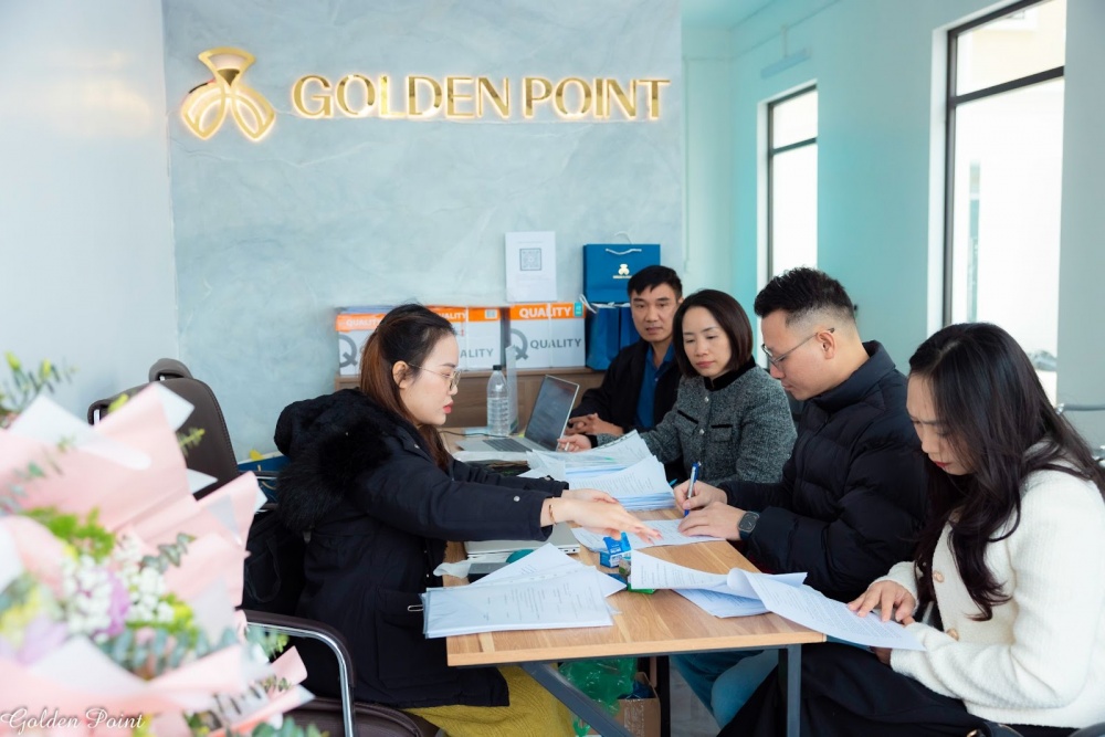 Những cư dân đầu tiên của Golden Point ký nhận các giấy tờ pháp lý trong buổi lễ bàn giao Những cư dân đầu tiên của Golden Point ký nhận các giấy tờ pháp lý trong buổi lễ bàn giao