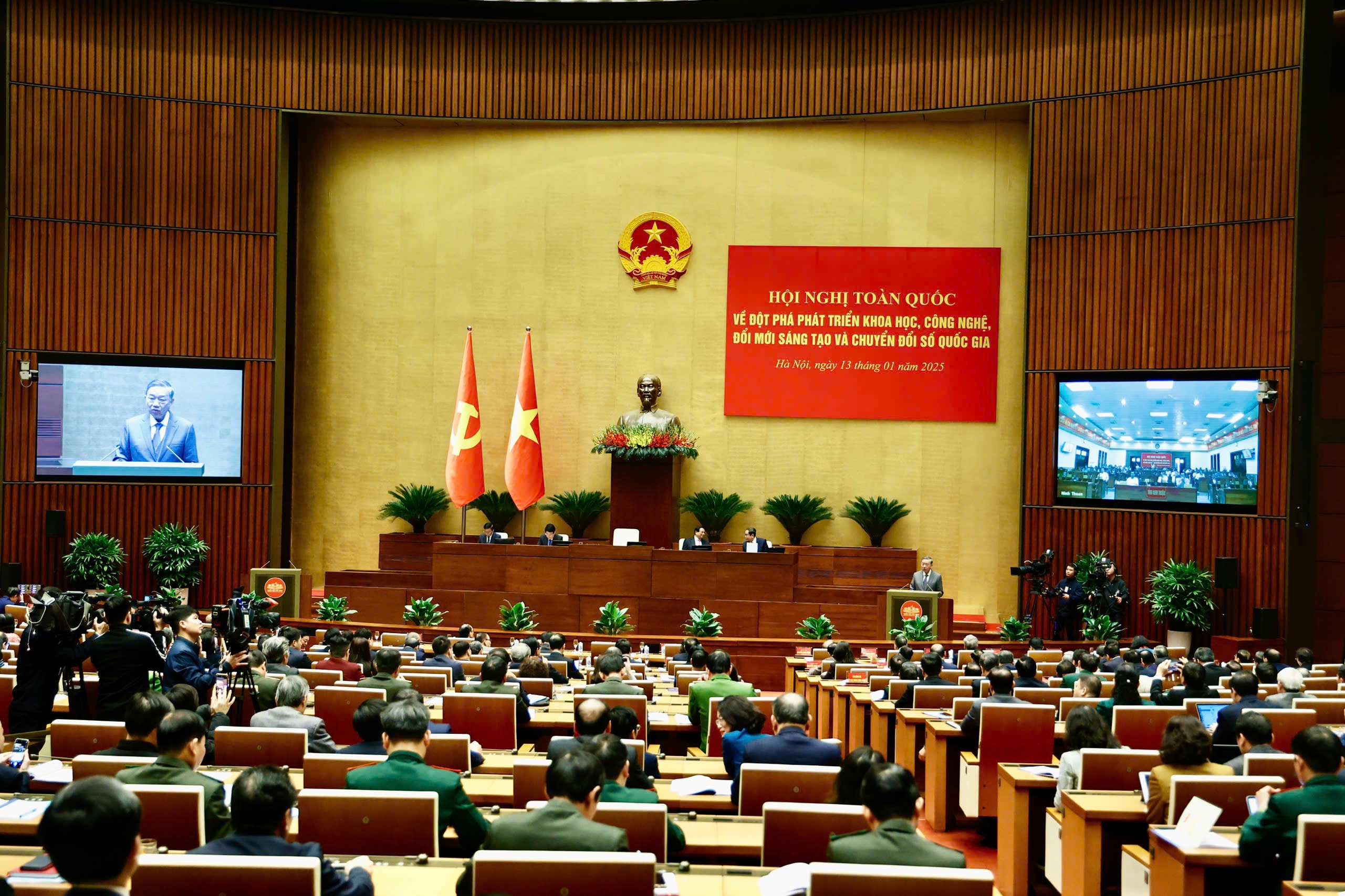 Toàn cảnh Hội nghị toàn quốc về đột phá phát triển khoa học, công nghệ, đổi mới sáng tạo và chuyển đổi số quốc gia