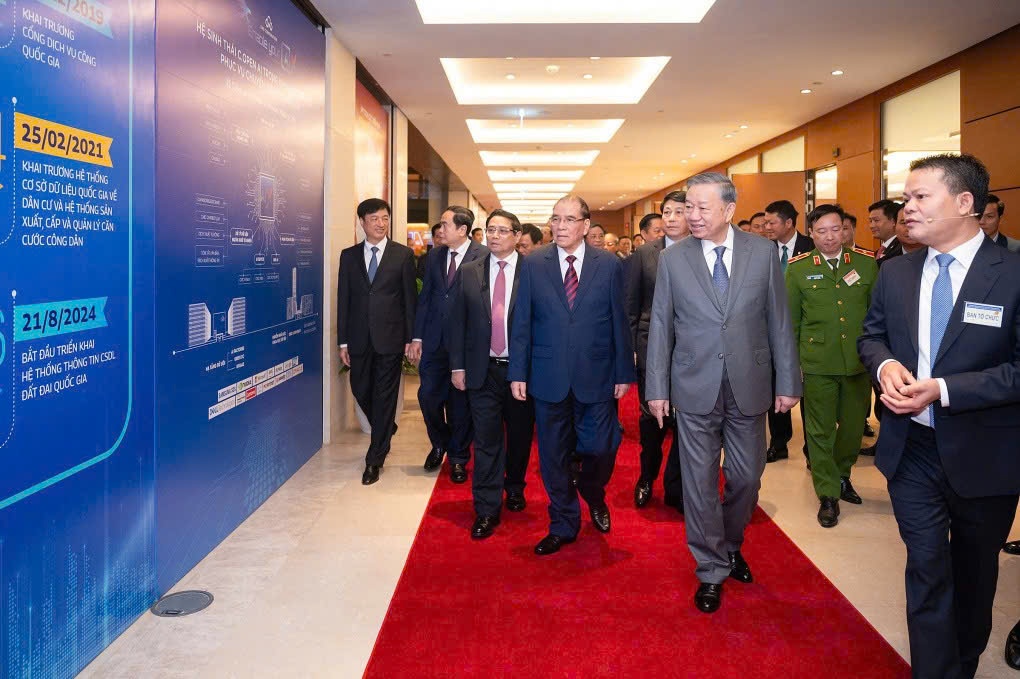 Tổng Bí thư Tô Lâm cùng lãnh đạo tham quan gian hàng của CMC