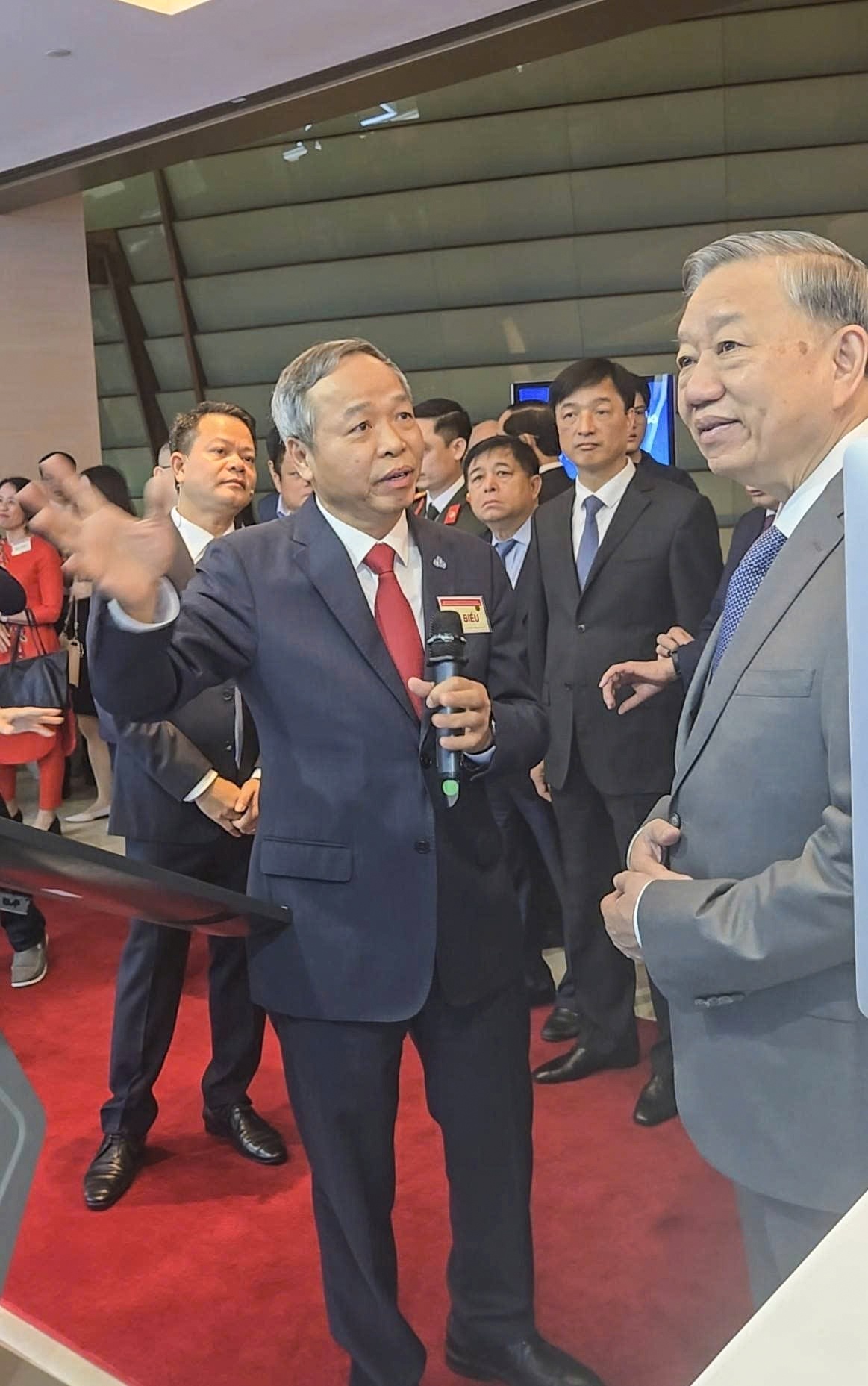 Chủ tịch Tập đoàn CMC Nguyễn Trung Chính giới thiệu với Tổng Bí thư Tô Lâm về các sản phẩm dịch vụ nổi bật của CMC.