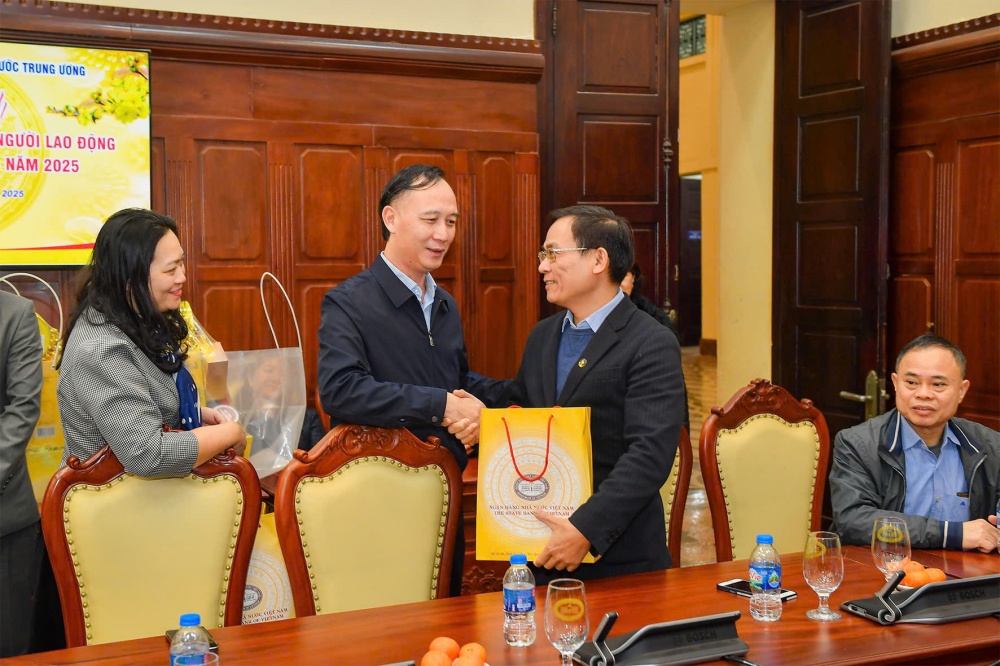 Công đoàn Cơ quan NHNN Trung ương thăm hỏi, tặng quà các cán bộ, người lao động mắc bệnh hiểm nghèo Công đoàn Cơ quan NHNN Trung ương thăm hỏi, tặng quà các cán bộ, người lao động mắc bệnh hiểm nghèo