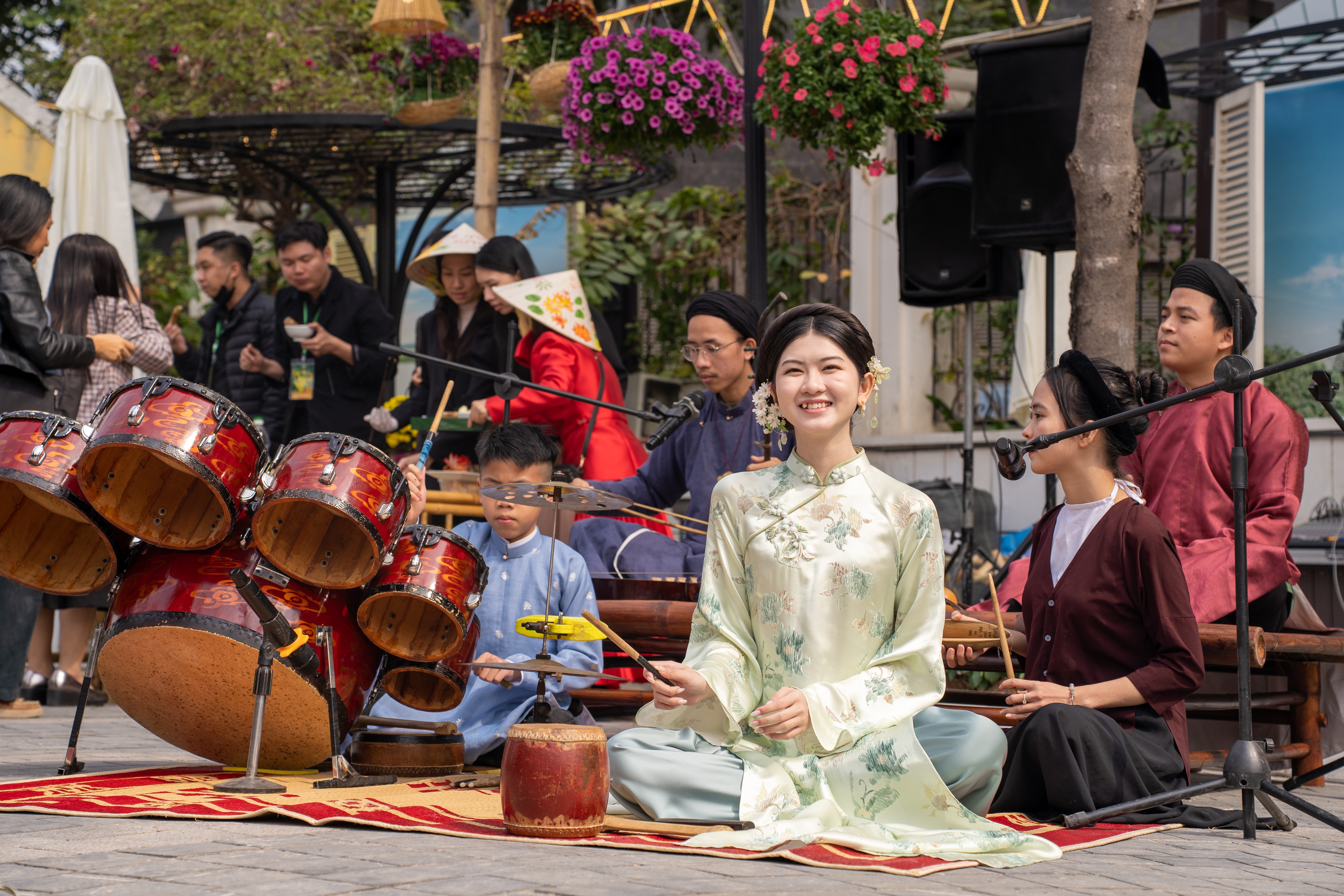 Rộn ràng đón khách check in đường hoa Home Hanoi Xuan 2025 trong ngày khai mạc