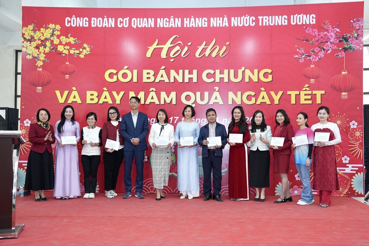 Sôi động hội thi Gói bánh chưng và bày mâm quả ngày Tết