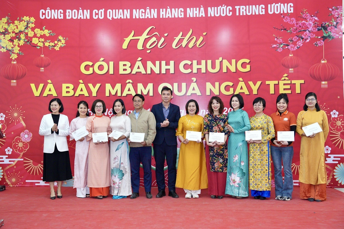 Sôi động hội thi Gói bánh chưng và bày mâm quả ngày Tết Sôi động hội thi Gói bánh chưng và bày mâm quả ngày Tết