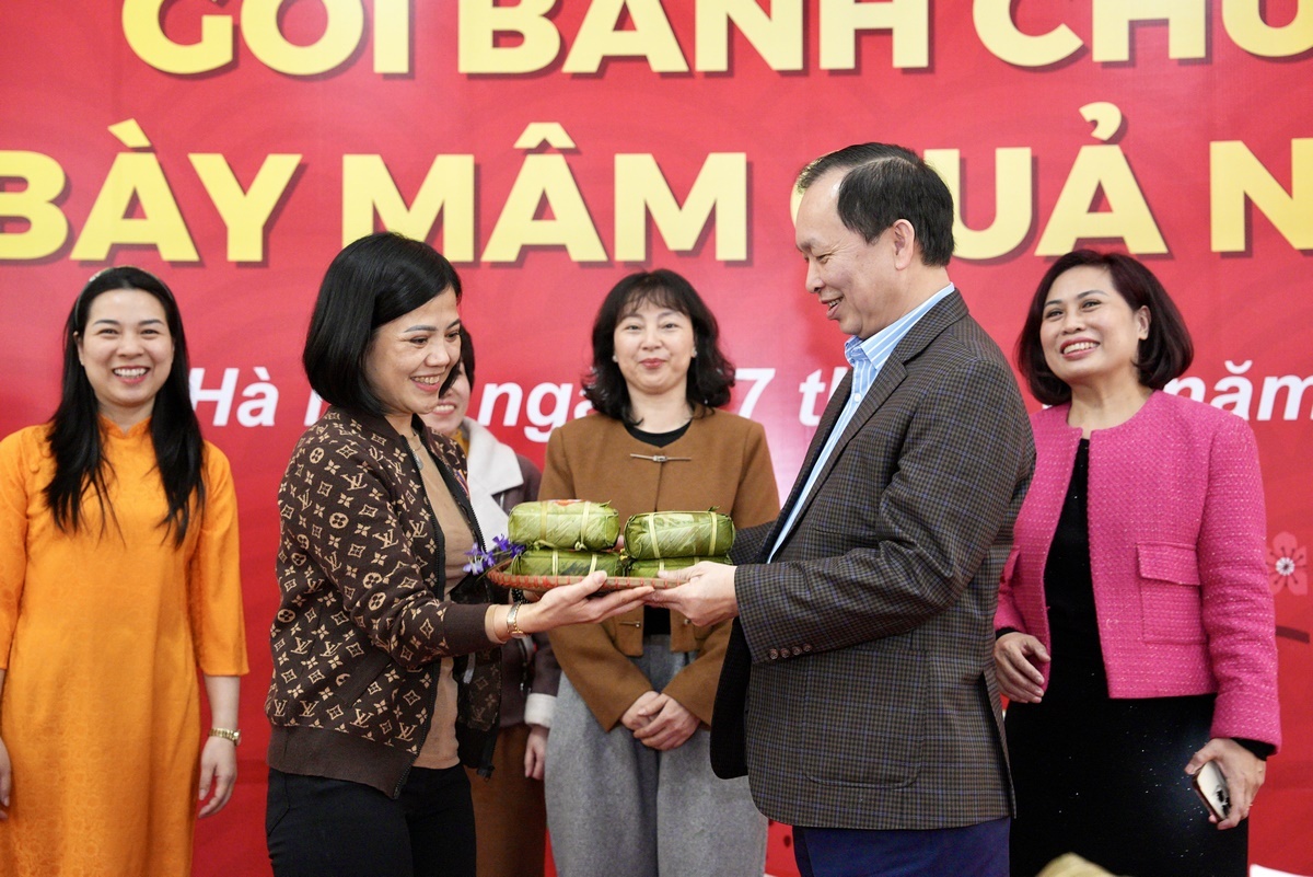 Phó thống đốc Đào Minh Tú nhận chiếc bánh chưng đấu giá (Copy) Phó thống đốc Đào Minh Tú nhận chiếc bánh chưng đấu giá (Copy)