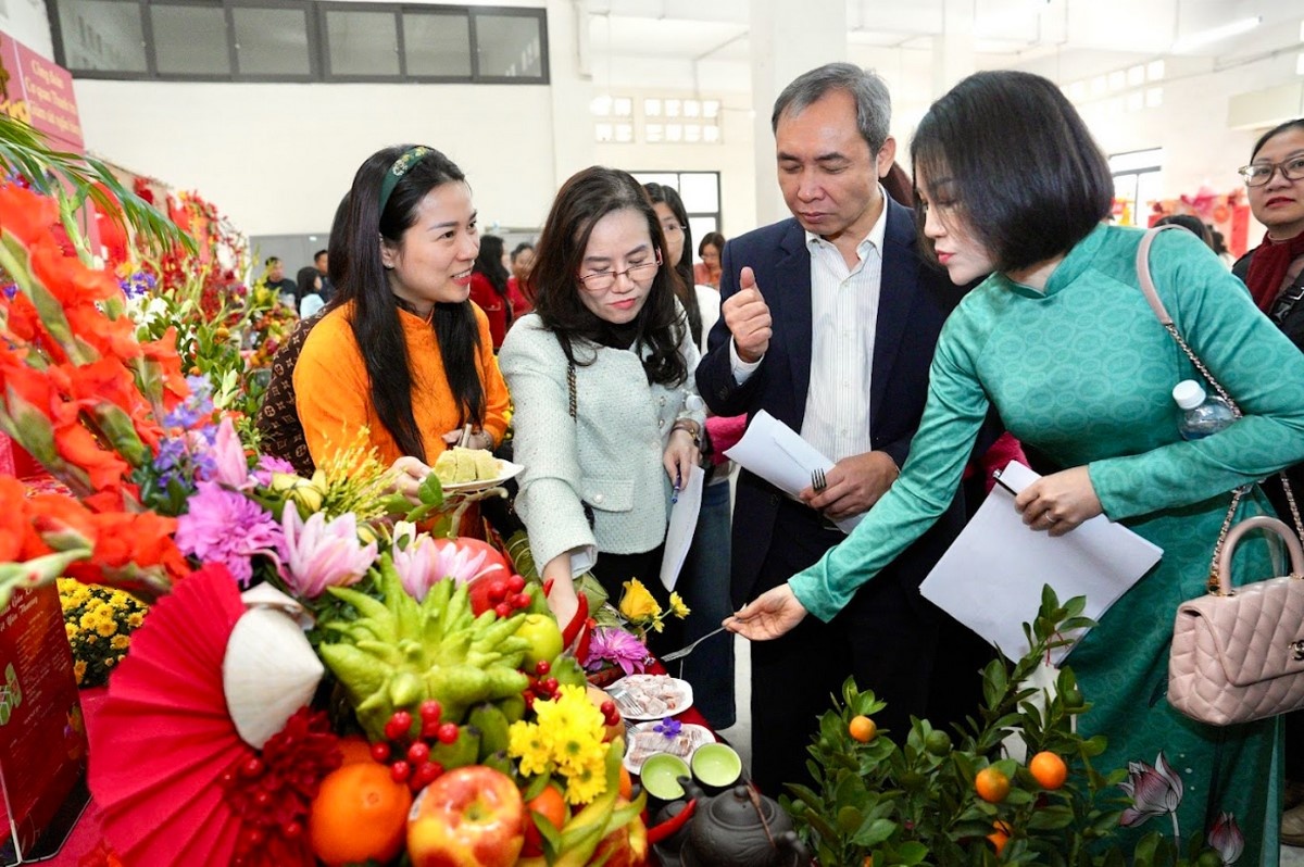 Giám khảo chấm điểm tại gian hàng của cục phát hành kho quỹ, đội đạt giải đặc biệt (Copy) Giám khảo chấm điểm tại gian hàng của cục phát hành kho quỹ, đội đạt giải đặc biệt (Copy)