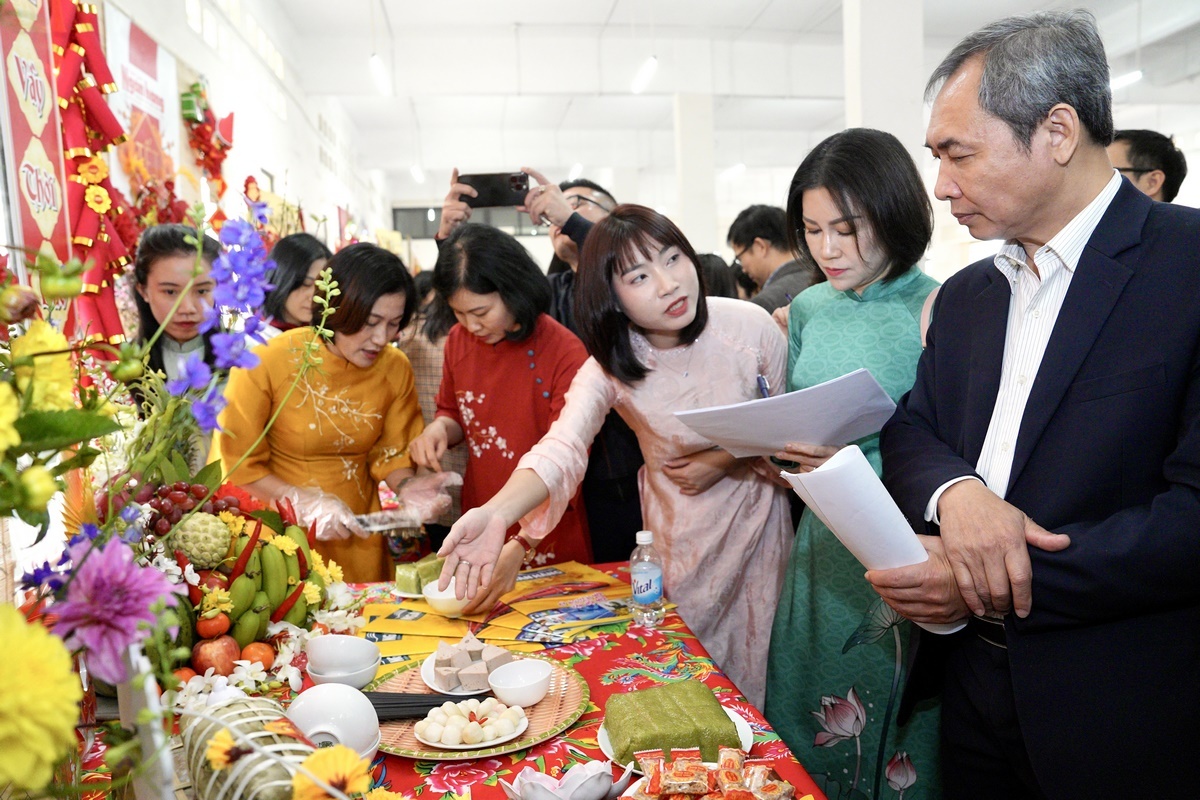 Sôi động hội thi Gói bánh chưng và bày mâm quả ngày Tết Sôi động hội thi Gói bánh chưng và bày mâm quả ngày Tết